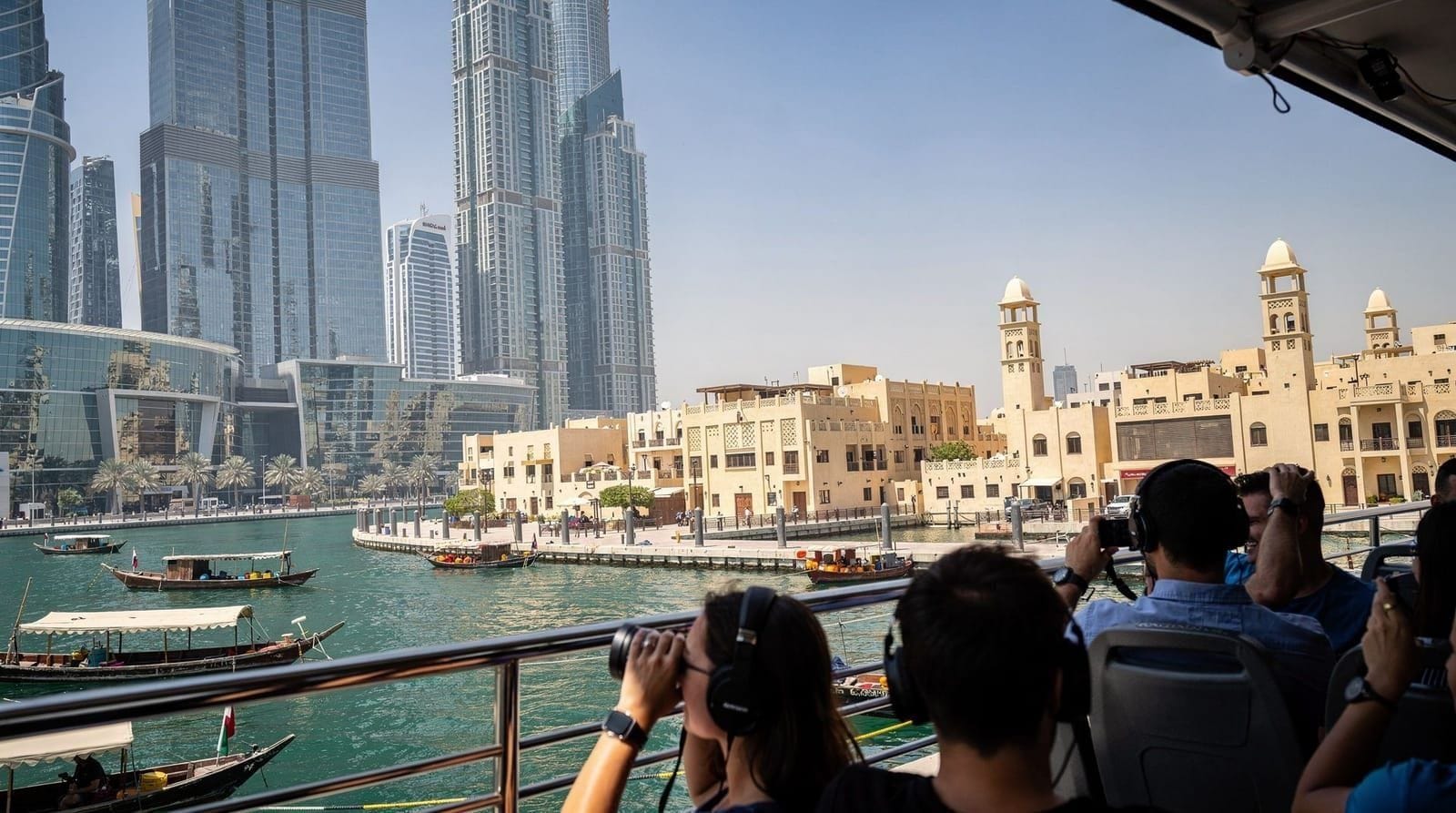 City tours — Hop-on hop-off buses, private guides, old-vs-new routes and layover sightseeing