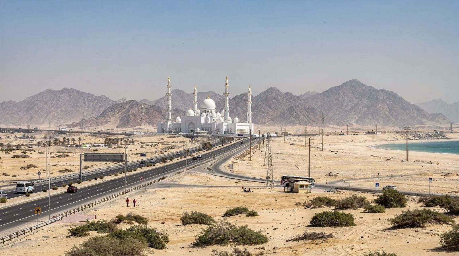 Dubai to Abu Dhabi day trip: transport, timing, and what to see — How to get from Dubai to Abu Dhabi, how long it takes, and how to fit the Sheikh